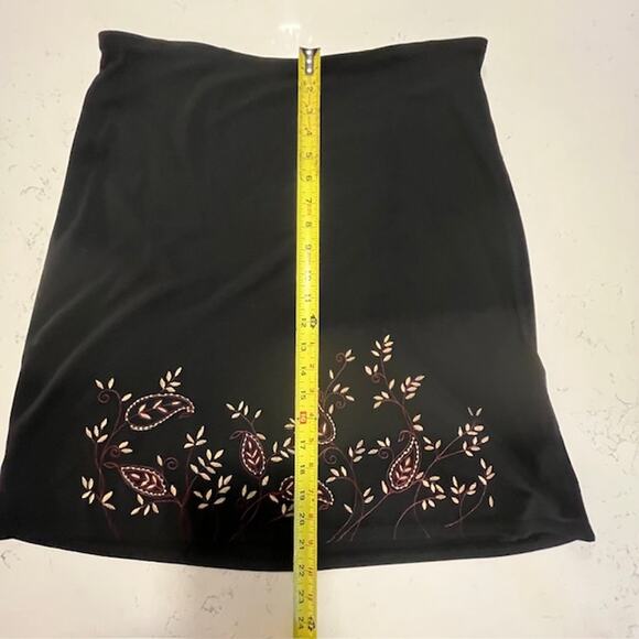 Ann Taylor Loft Black Floral Embroidered Stretchy Skirt Size Large - Picture 7 of 8